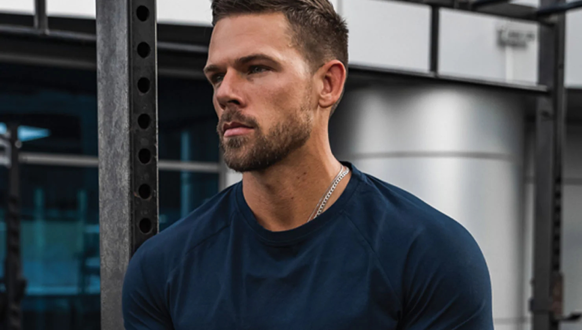 Cómo lograr un look sport con camiseta azul marino